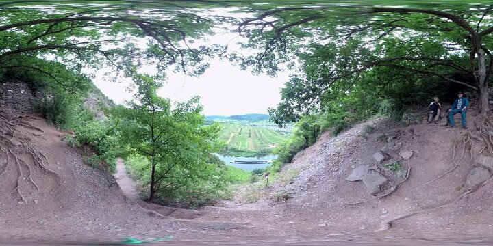 360VR, Ehepaar genie&szlig;t unter einer alten Eiche den Blick auf die Moselschleife.
Calmont-Klettersteig durch den steilsten Weinberg Europas beim Weinort Bremm.
