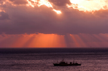 Obraz premium The beautiful sunset with Tyndal effect at seashore.