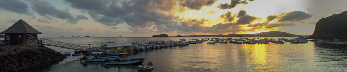 Couch&eacute; de soleil sur le port de Mamoudzou - Mayotte