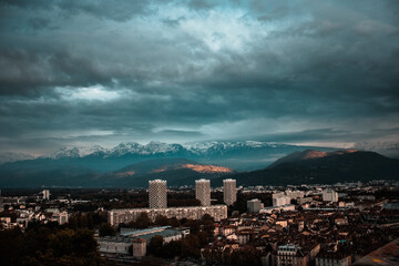 la ville de grenoble sous les nuages
