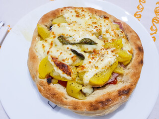 Pizza fatta in casa con pancetta, patate e provola affumicata