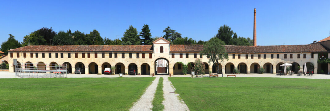 Borgo di Badoere a Morgana in Italia con edificio storico