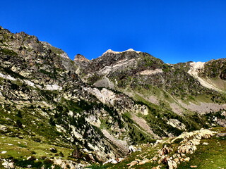 Montagne des Pyrénées Orientales du pays catalan de la région Languedoc aux couleurs saturées de soleil