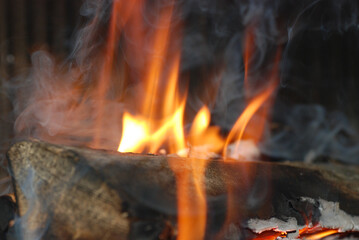 Kaminfeuer - gemütlich und behaglich, Holzscheit, Qualm, Brand