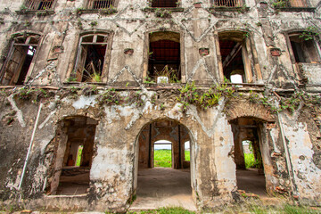 Fototapeta na wymiar Palacete Camelier, antiga residência de Roberto Camelier, em Belém do Pará. Ruínas do casarão abandonado, marco histórico da cidade.
