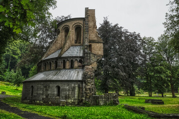 Fototapeta na wymiar Rückseite einer historischen Kirchenruine in Heisterbach