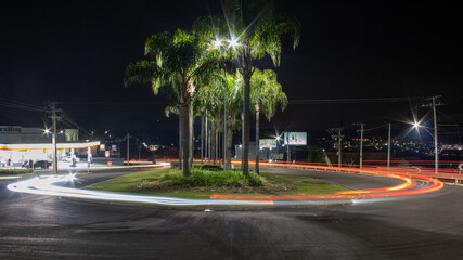 Rótula de acesso à cidade de Dois Irmãos em uma noite movimentada de turismo na serra gaúcha.