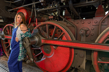 Eva an der Lokomotive historisch