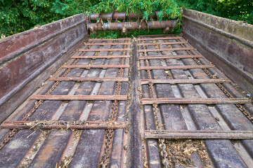 An old mechanism to move manure out from the trailer and even drop it in the fields
