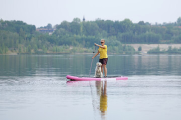 Fototapeta na wymiar Frau mit Hund auf dem See