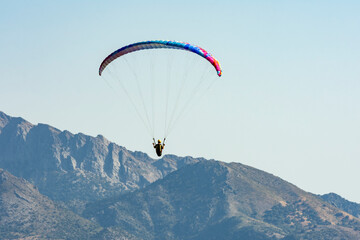 Persona vuela en parapente sobre las monta&ntilde;as de Algodonales en la provincia de C&aacute;diz, Andaluc&iacute;a, Espa&ntilde;a.
