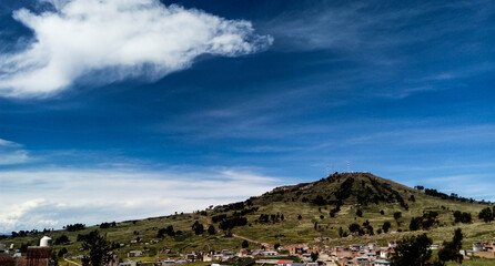 Fototapeta na wymiar Cielo con montaña en Juli, Puno, Perú.