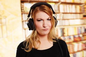 Frau mit Kopfhörer - Musik hören