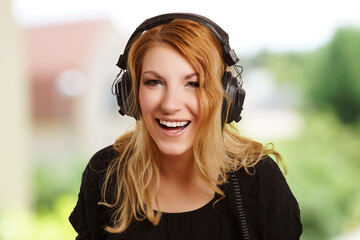 lachende Frau hört Musik