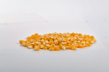 granos o semillas de maíz seco apilados