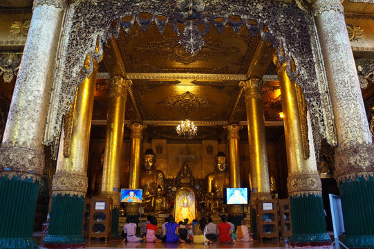 Betende in der Shwedagon Pagode - Yangon Myanmar