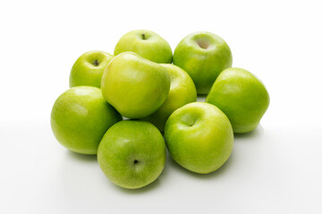 Fototapeta na wymiar green apples isolated on white background
