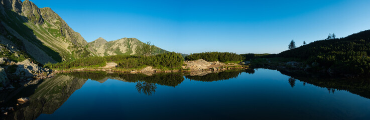Fototapeta na wymiar mountain lake in the mountains witch reflection