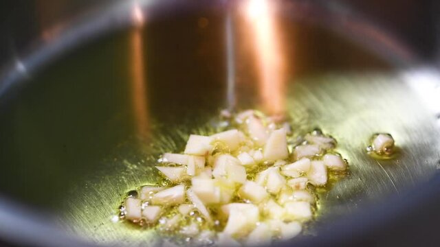 にんにくを炒める