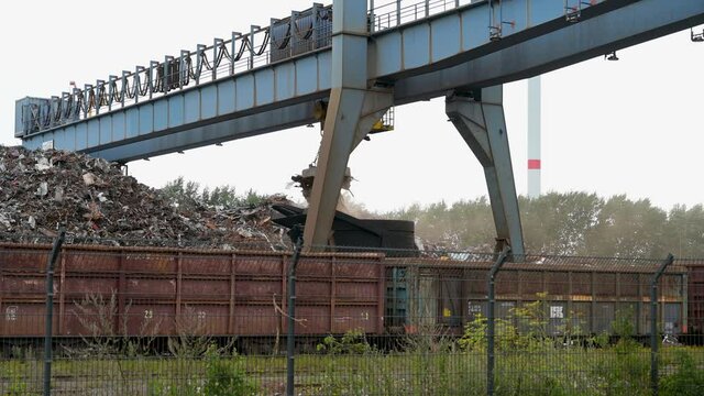 Metall Schrott Recycling mit einem Magnet Kran