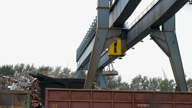 Metall Schrott Recycling mit einem Magnet Kran