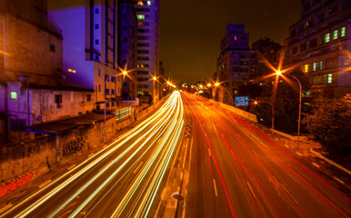 Obraz na płótnie Canvas Imagem noturna do minhocão em São Paulo, em longa exposição e riscos dos faróis dos carros