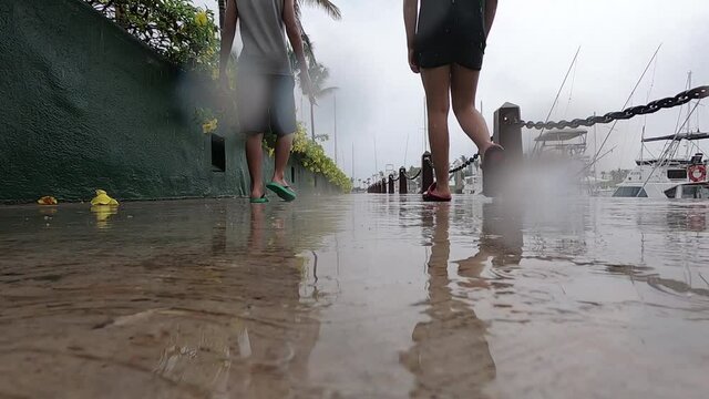 ni&ntilde;os bajo la lluvia