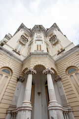 Entrada do Palacete Bolonha, em Belém do Pará. 