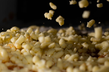 primer plano de pizza con queso salsa tomate 