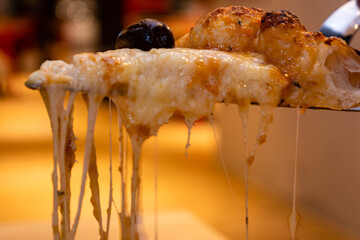primer plano de pizza con queso salsa tomate 