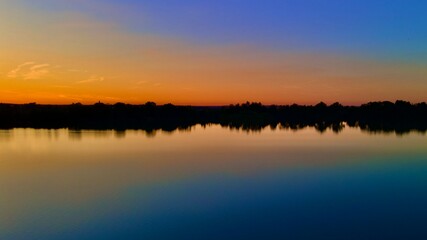 Fototapeta na wymiar Abendsonne auf dem Laupheimer Baggersee