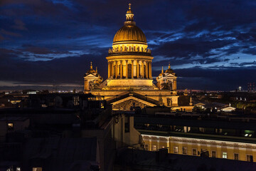 Obraz premium Night cityscape of Saint Petersburg with Saint Isaac's cathedral