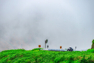 【志賀草津高原道路】霧中の山岳風景