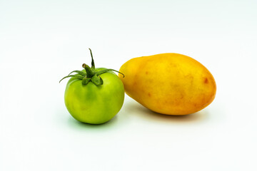 Two different types of tomatoes: Green Zebra and San Marzano. Products at the base of the Mediterranean diet.