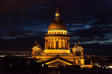 Obraz premium Night cityscape of Saint Petersburg with Saint Isaac's cathedral