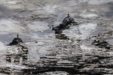 Old vintage bridge reflected in river with drifting ice © Дэн Едрышов