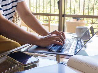 リゾートホテルでワーケーションする女性