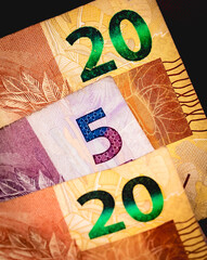Dinheiro, Real, Reais, Brasil. Cédulas brasileiras em close-up.