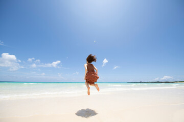 海でジャンプする女性