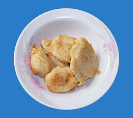 PHOTO OF FLOURED BANANA FOOD IN A WHITE BOWL