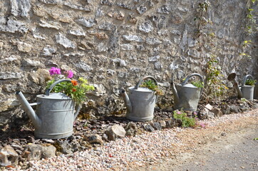 Décoration jardin arrosoir en fleur © Arnaud
