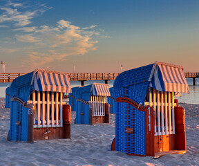 Strandkörbe beim Sonnenaufgang