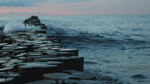 Wellen in der Abendd&auml;mmerung an der Ostsee