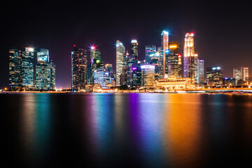 Fototapeta na wymiar Singapur bei Nacht