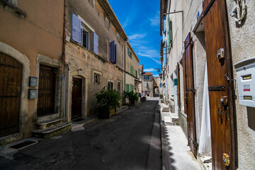 Naklejka na ściany i meble Saint-Mitre-les-Remparts, village médiéval des Bouches-du-Rhône en région Occitanie.