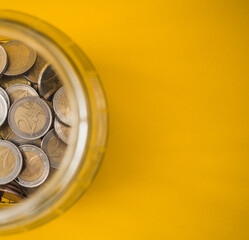 Bote de Cristal con monedas. Ahorrar euros