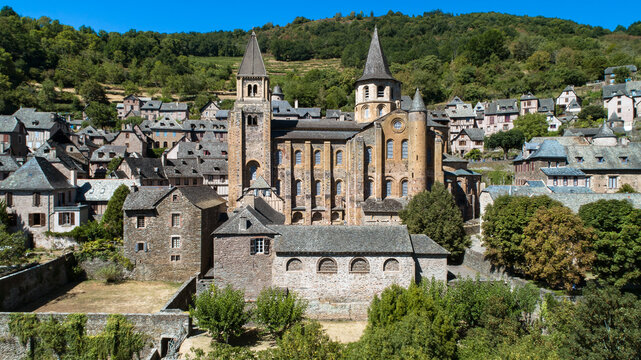 Village de Conques et son abbatiale Ste-Foy, Aveyron, France. Images a&eacute;riennes