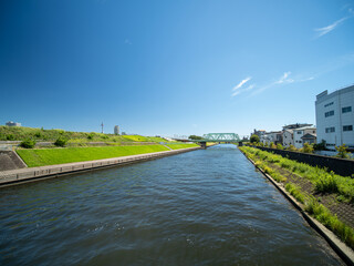 青空ひろがる東京都北区の新河岸川。8月。
