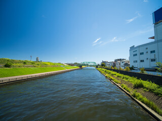 Fototapeta na wymiar 青空ひろがる東京都北区の新河岸川。8月。