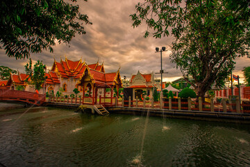 Obraz premium Background of important religious attractions (Wat Benchamabophit Dusitwanaram) Ratchaworawihan) in Bangkok Thailand, is a beautiful church and is always popular with tourists from all over the world